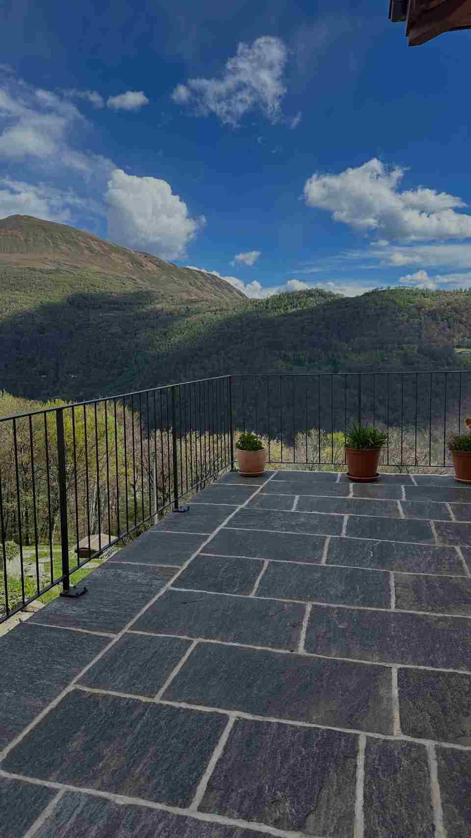 Terrazzo con pavimentazione nera