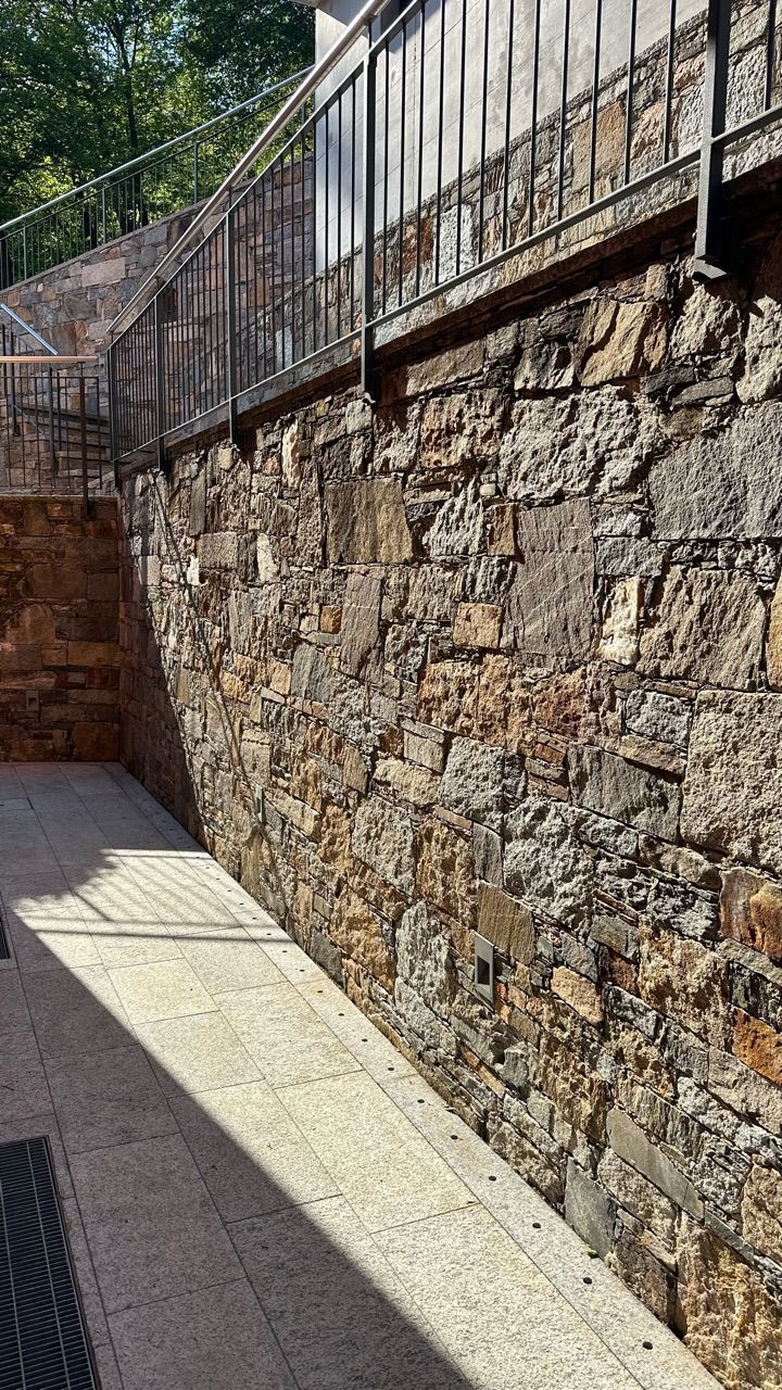 Realizzazione di muri in sasso