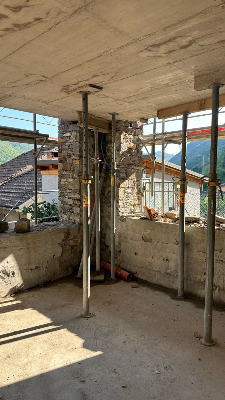 Casetta in pietra con finestra