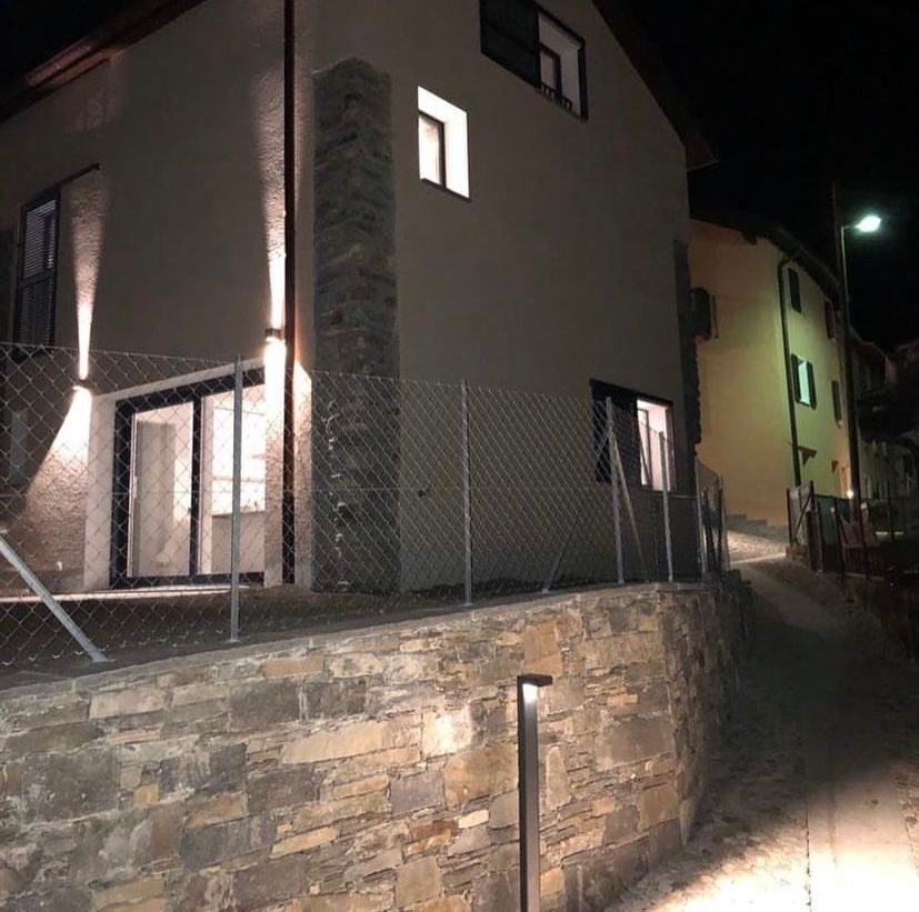 Muro a mattoni in pietra