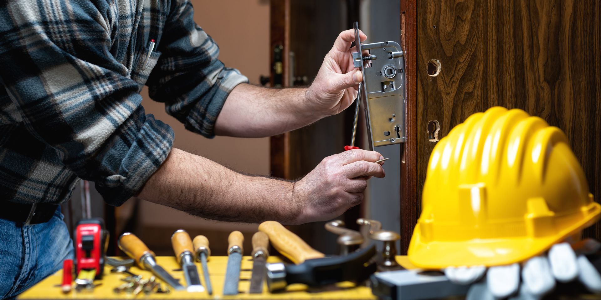 Serrurier avec tous ses outils