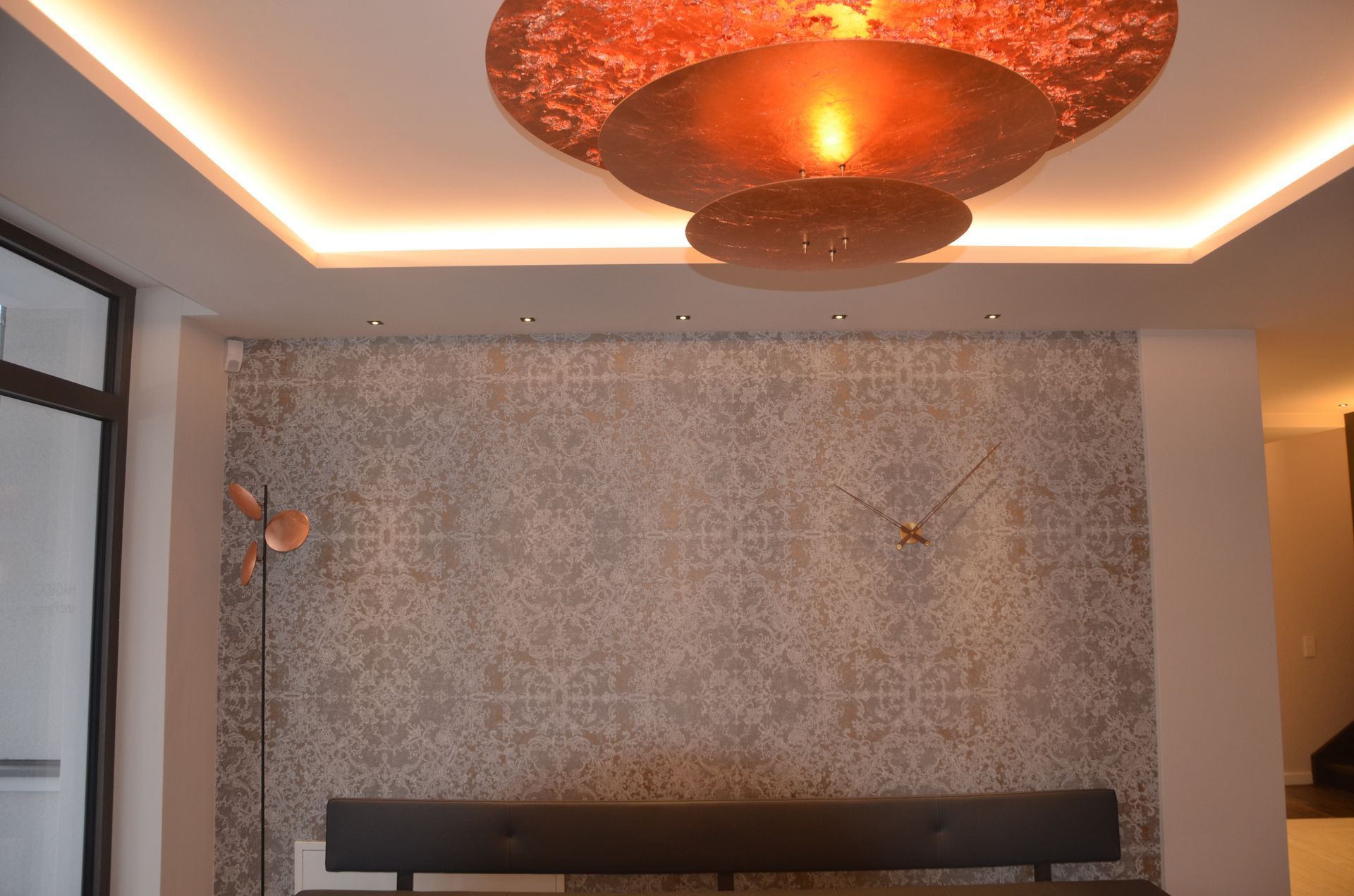 Tapezierte Wand und große goldene Lampe im Wohn- und Geschäftshaus in Königs Wusterhausen, Kirchplatz