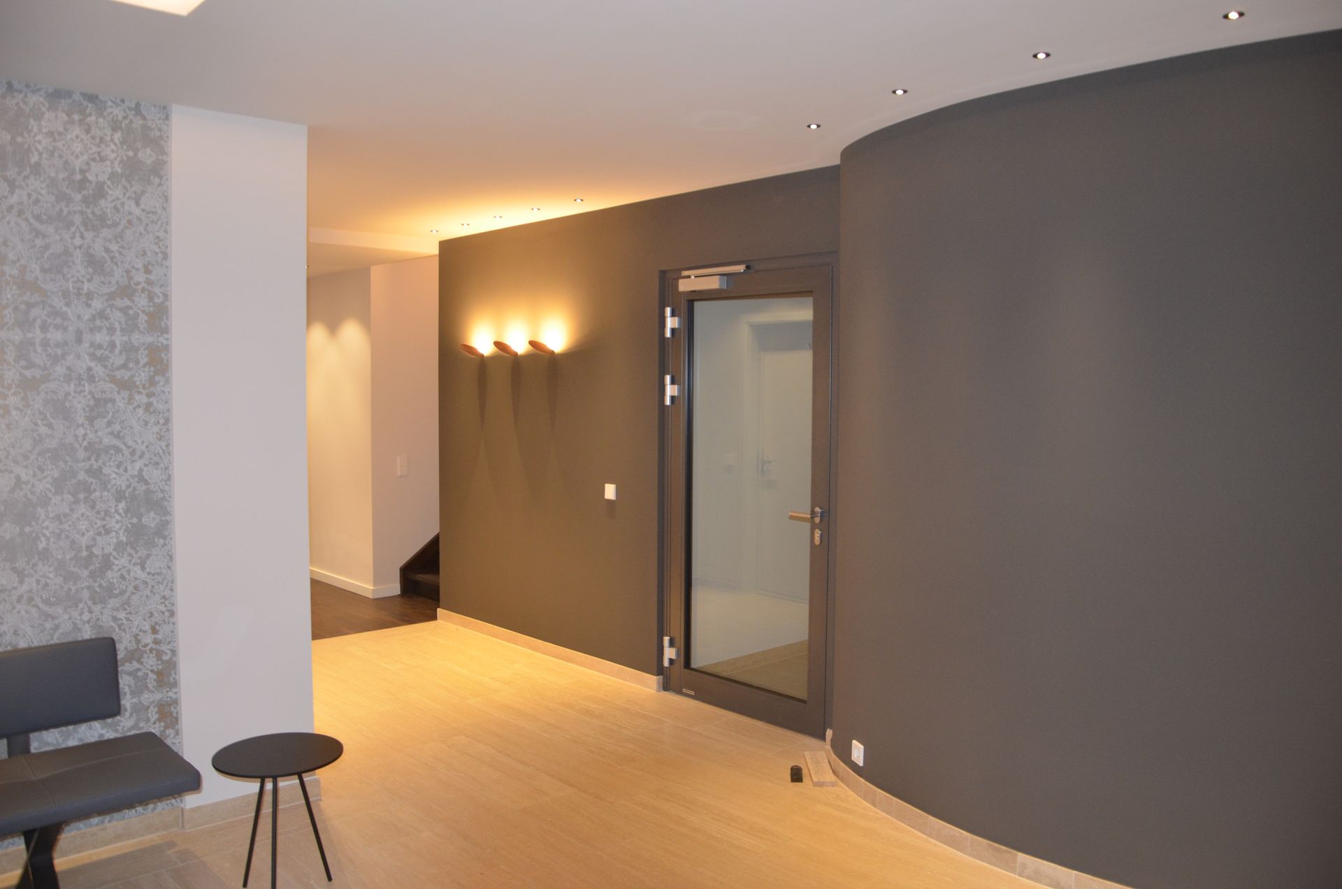 Graue Wände im Wohn- und Geschäftshaus in Königs Wusterhausen, Kirchplatz