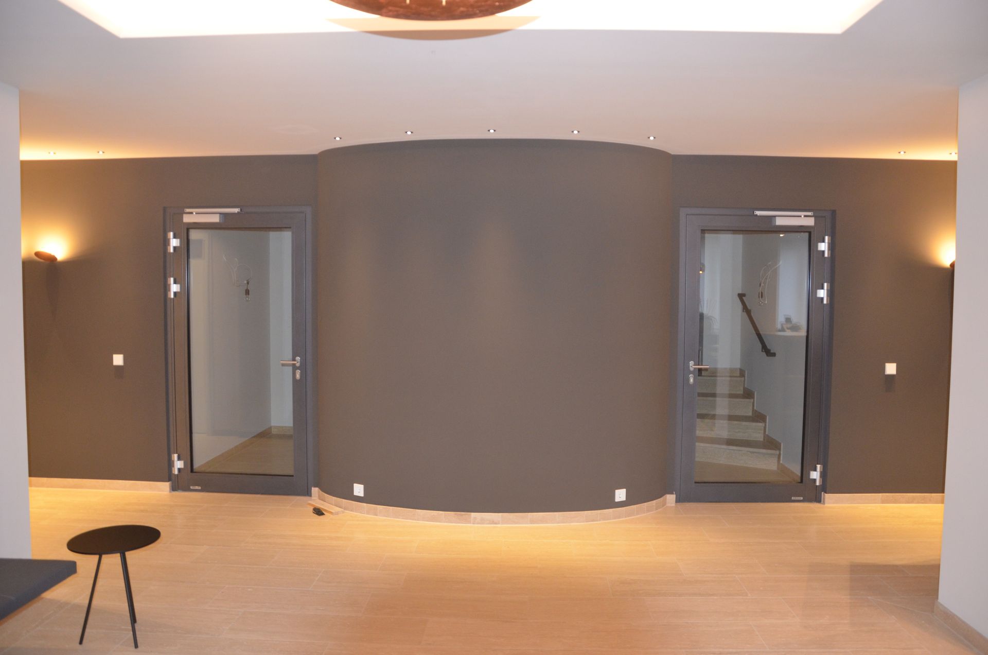 Graue Wände im Wohn- und Geschäftshaus in Königs Wusterhausen, Kirchplatz