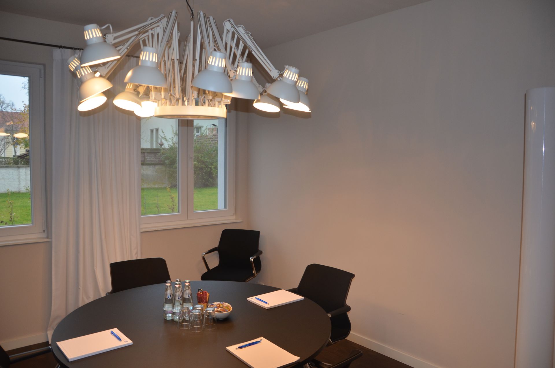 Geschäftsraum mit glatten weißen Wänden im Wohn- und Geschäftshaus in Königs Wusterhausen, Kirchplatz