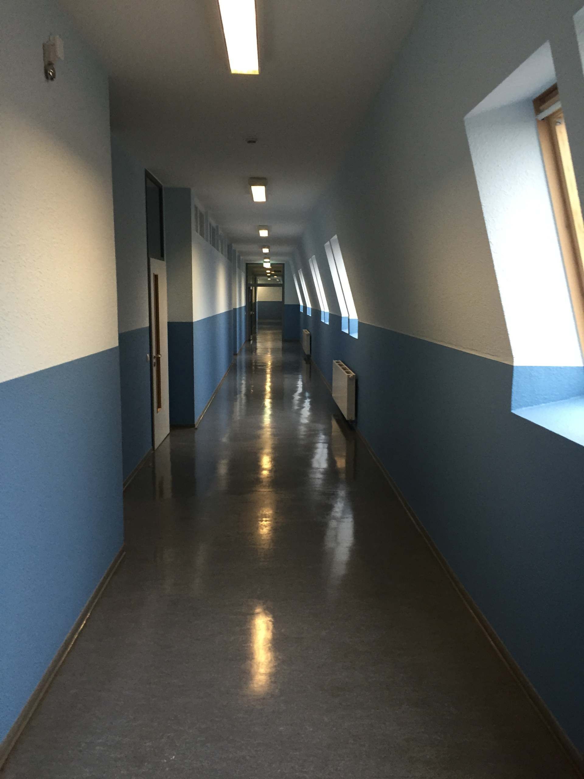 Schule in Großbeeren, blauer Streifen an der Wand des Flures