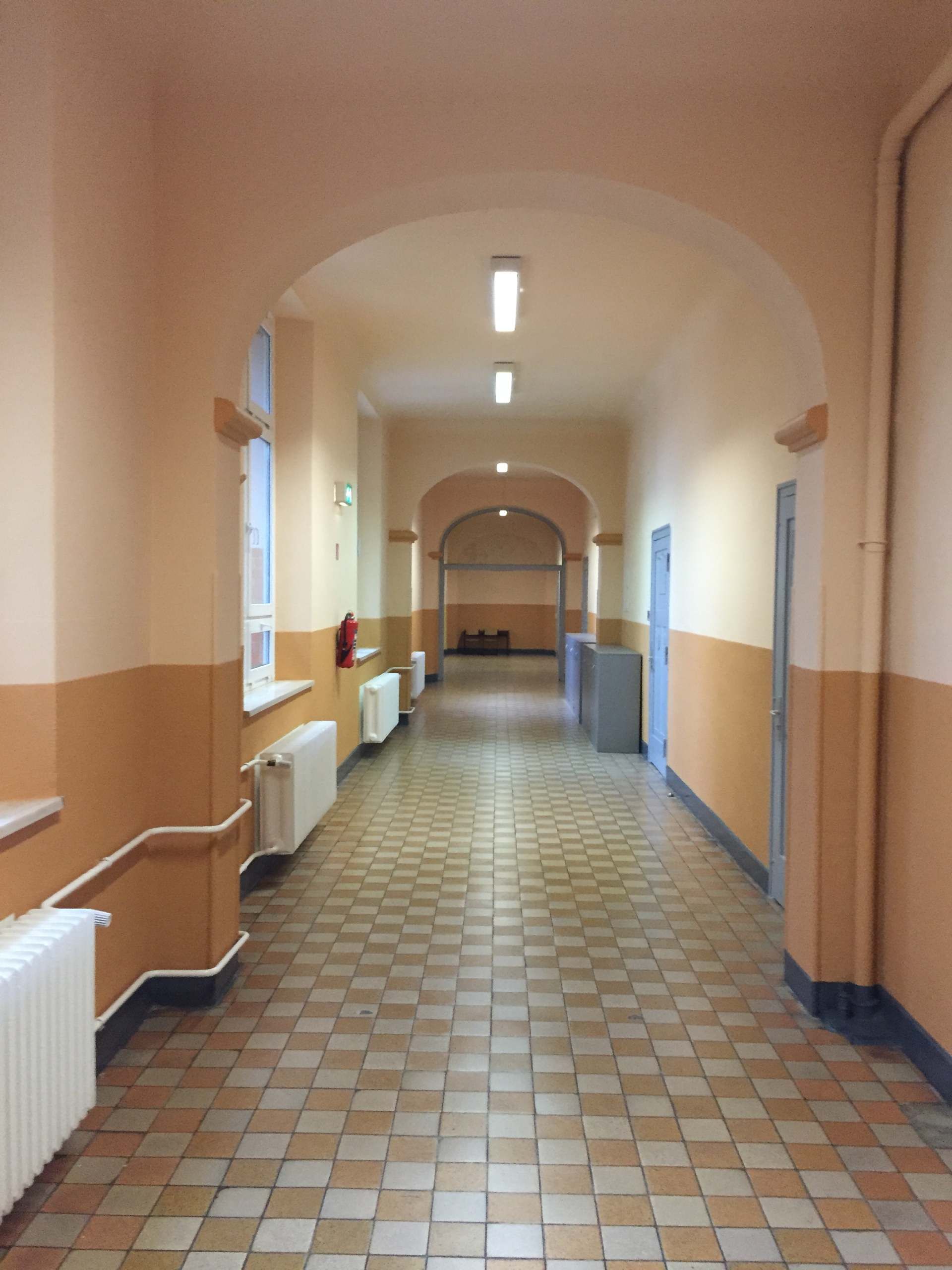 Schule in Großbeeren, gelbe Wände im Flur