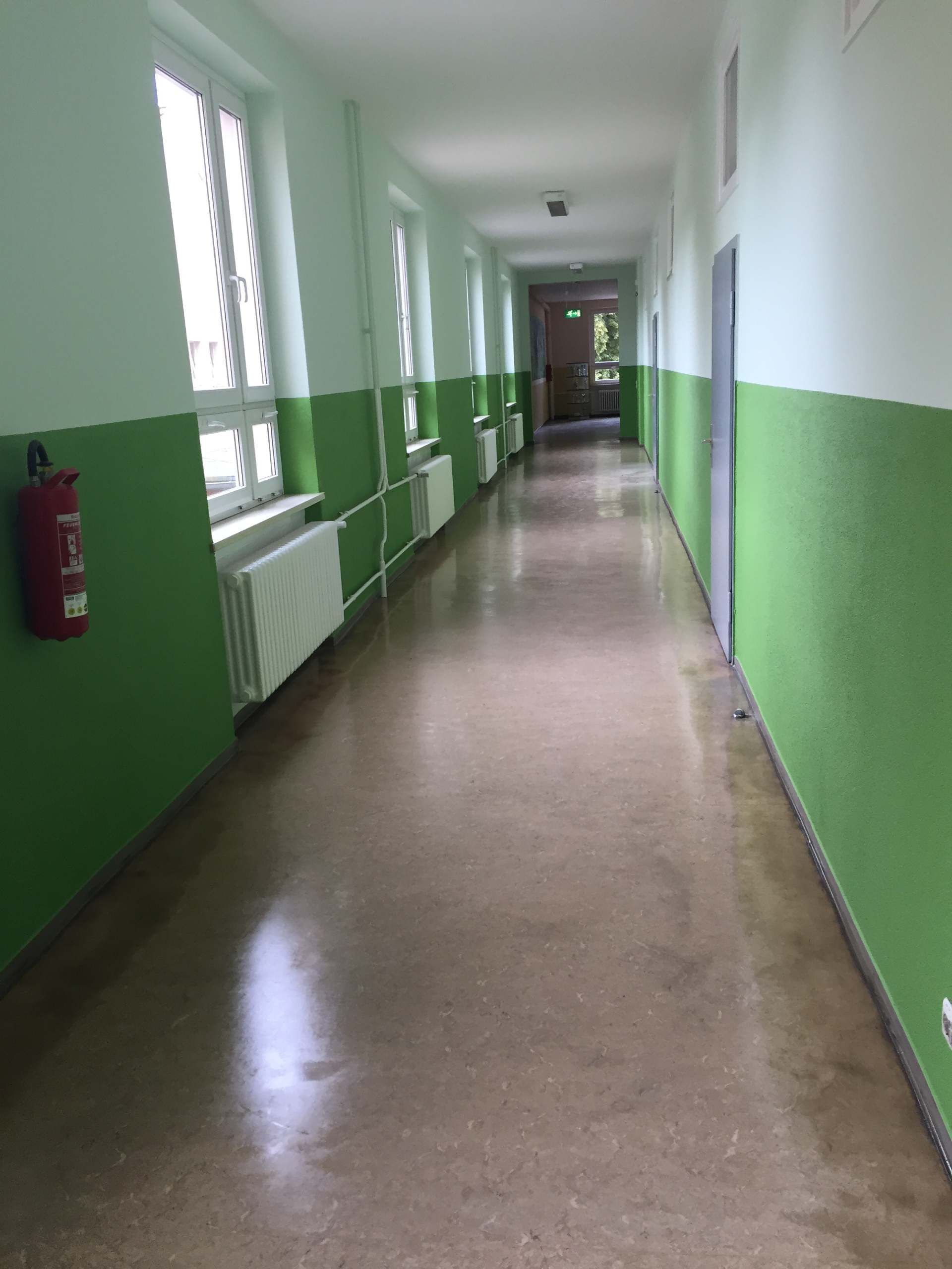 Schule in Großbeeren, grüner Streifen an der Wand des Flures
