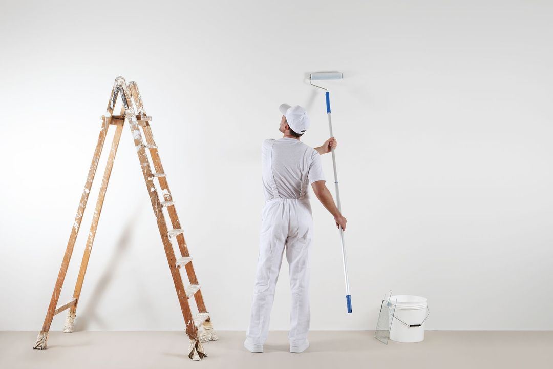 Maler an weißer Wand