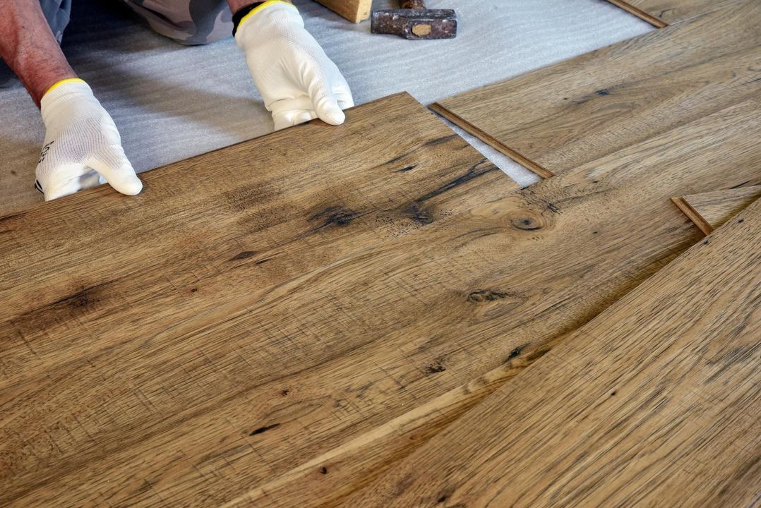 Verlegung von dunklem Laminat mit markanter Maserung