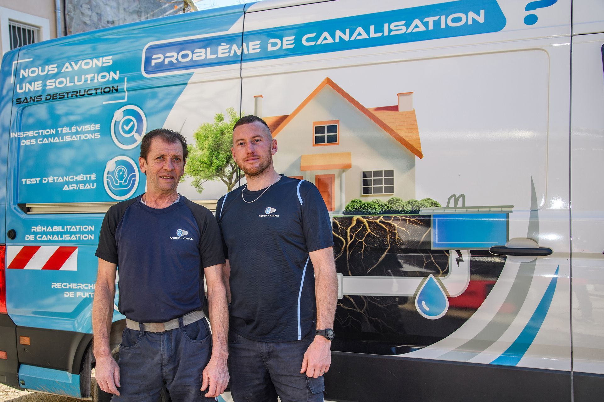 Deux collaborateurs de l'entreprise devant leur camion