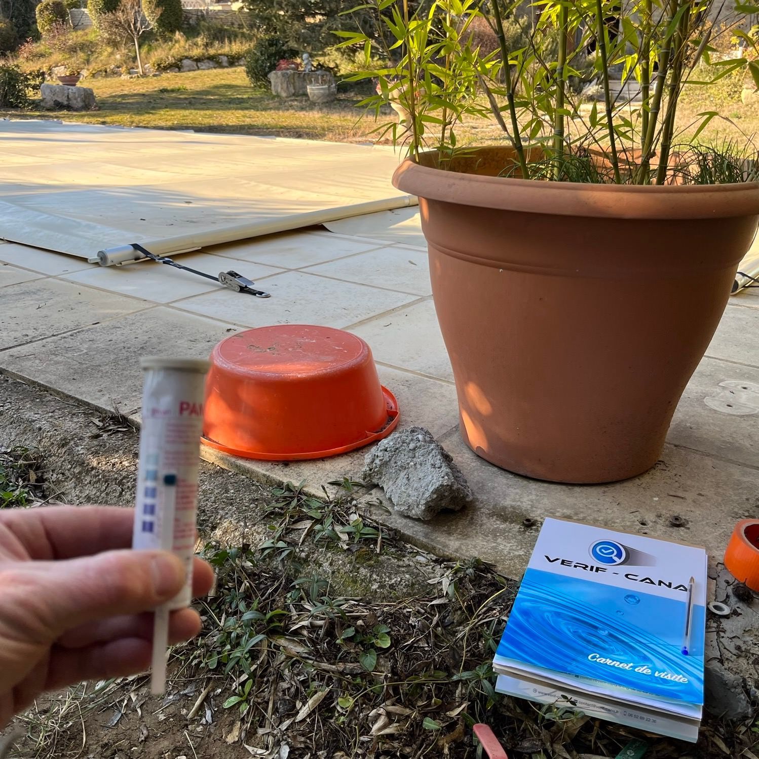 Désinfection de l'eau devant une maison à Orange