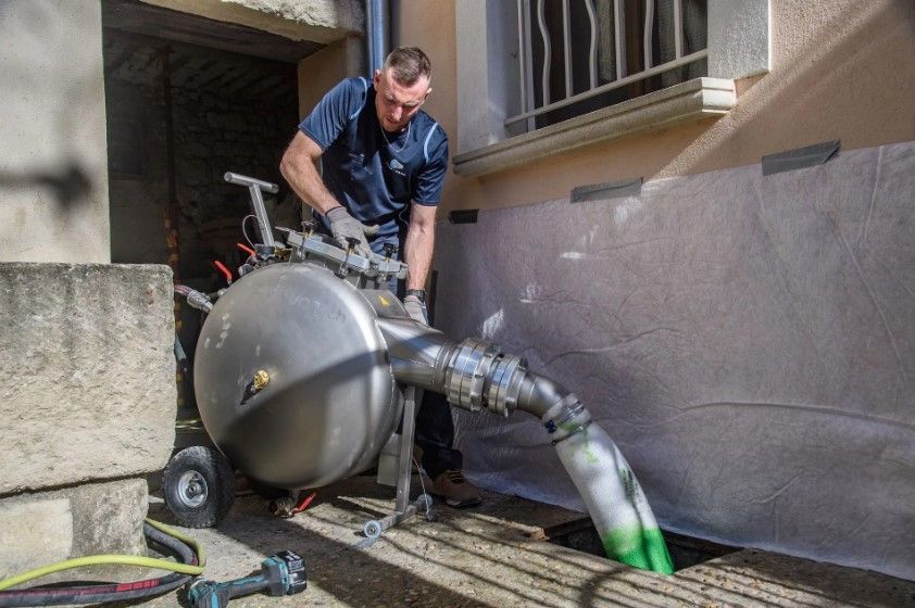 Chemisage de canalisation d'assainissement par un ouvrier