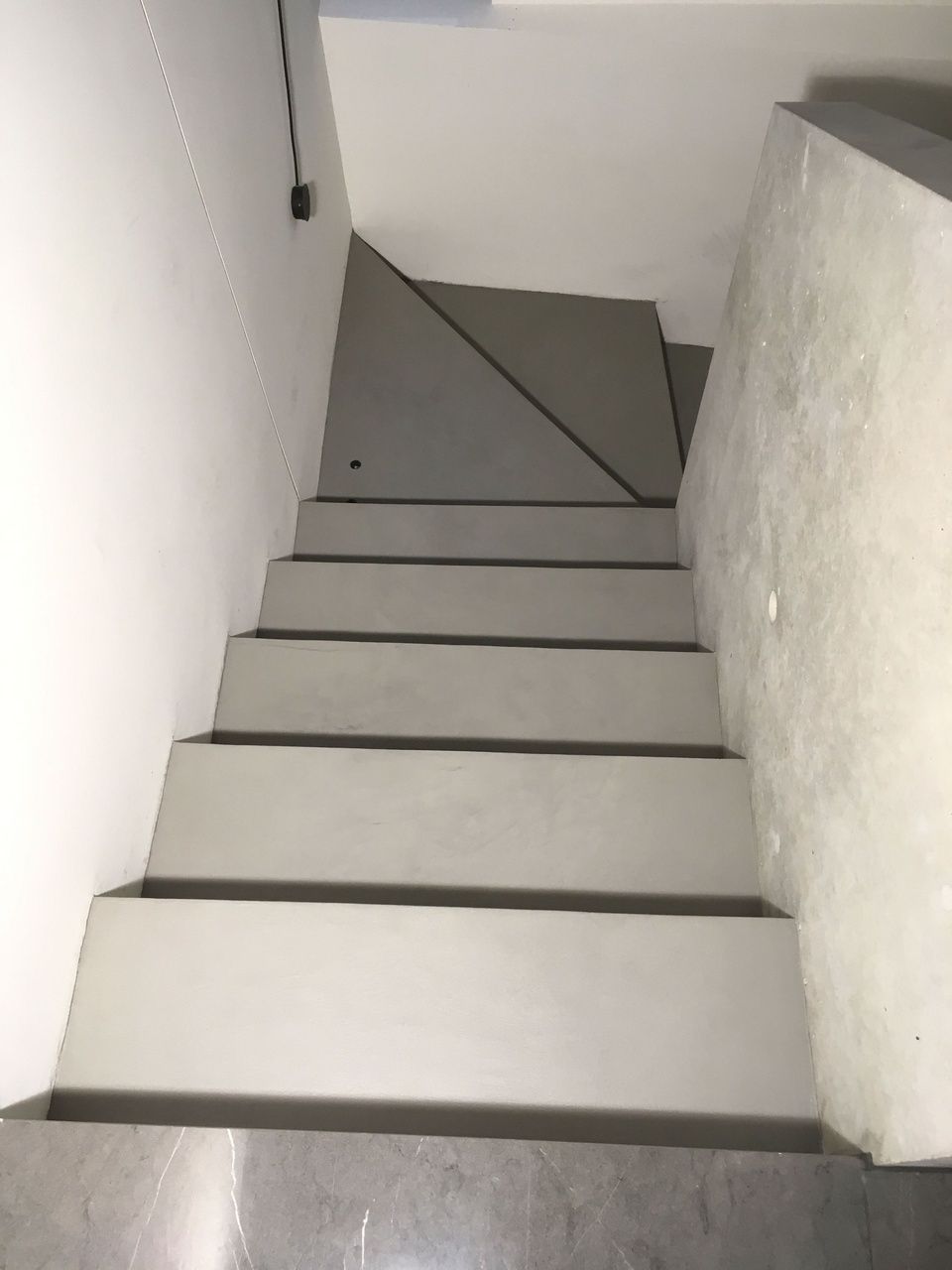 Rivestimenti in microcemento per scale interne - Resiflex