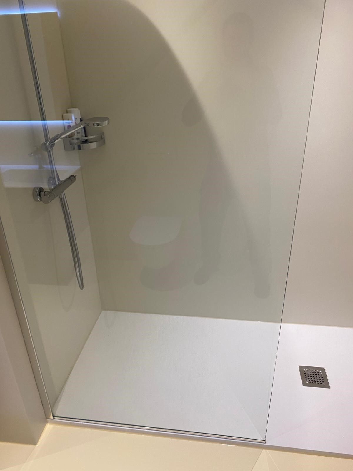 Creazione pareti senza fughe per bagno - Resiflex