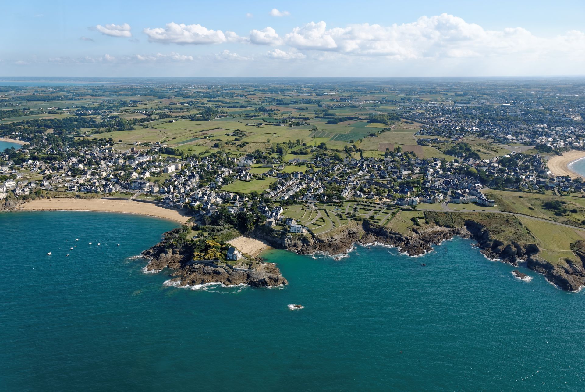 Vue aérienne sur la ville de Saint-Lunaire.