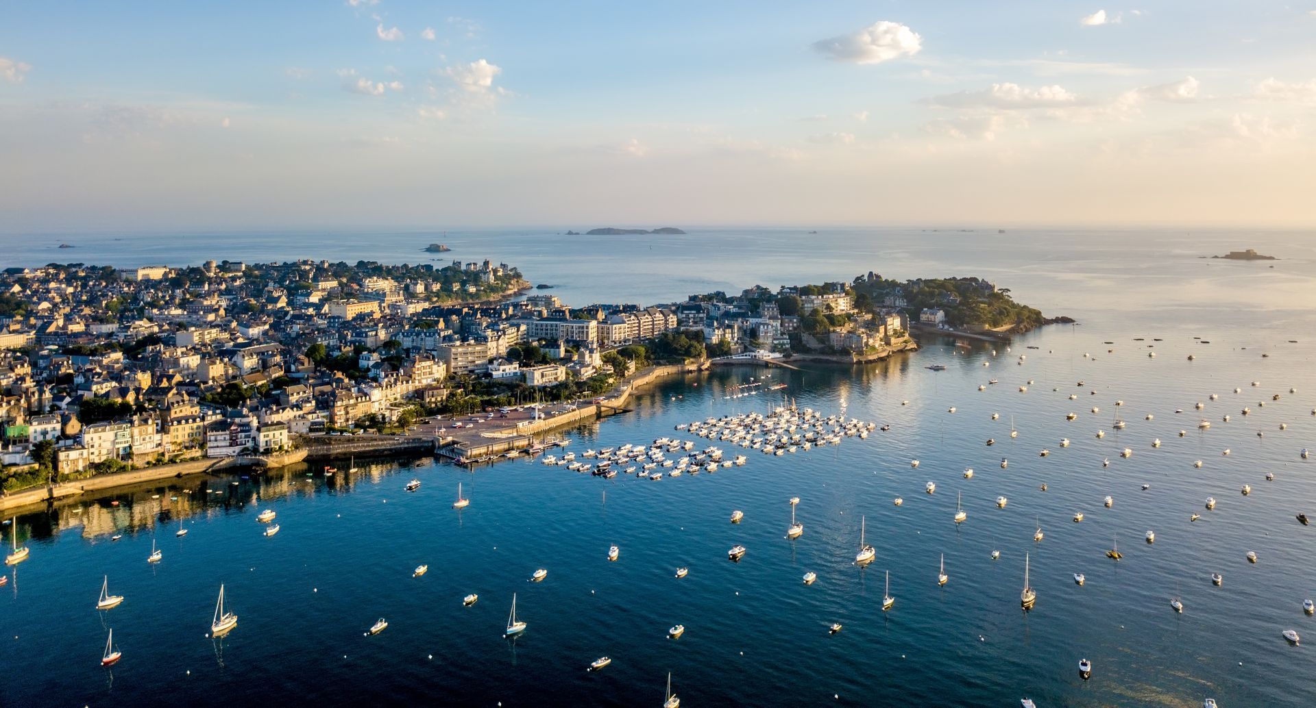 Vue aérienne sur la ville de Dinard.
