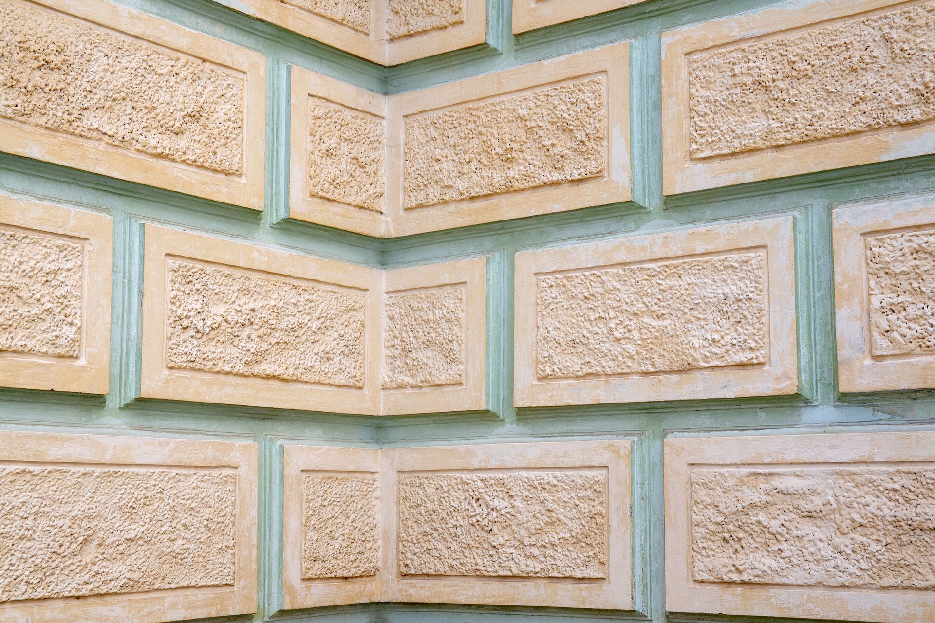 Un primer plano de una pared de ladrillos con una esquina.