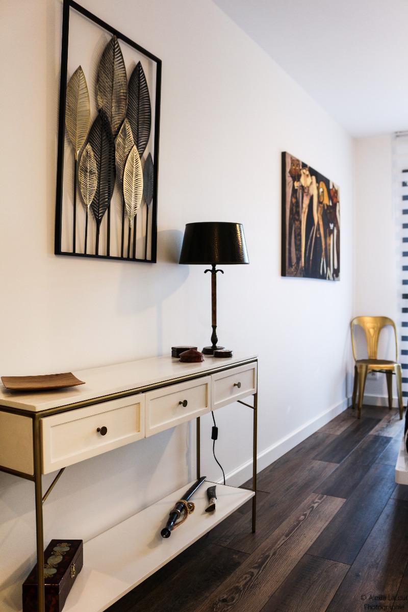 Photo d'un meuble contre un mur.