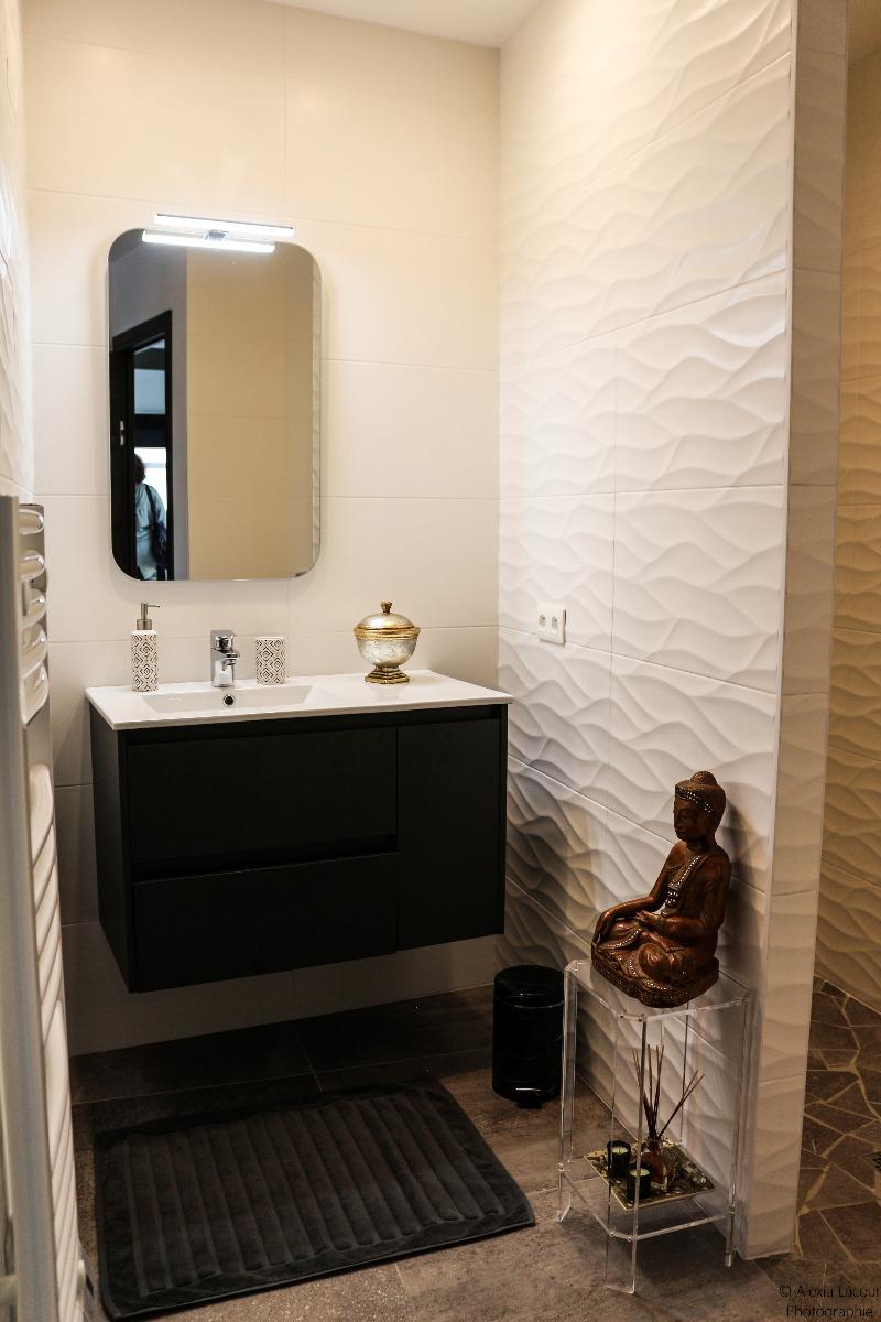 Photo d'un meuble de salle de bains avec une vasque.