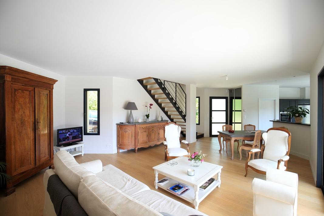 Photo d'un grand séjour.