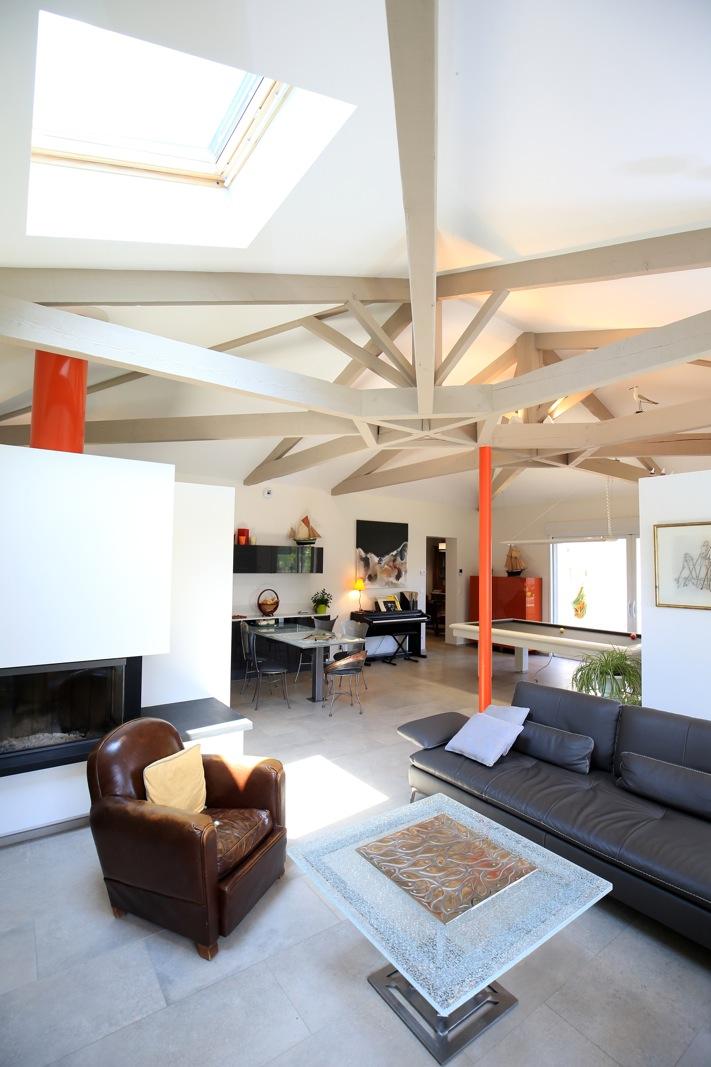 Photo d'une charpente blanche apparente intérieure.