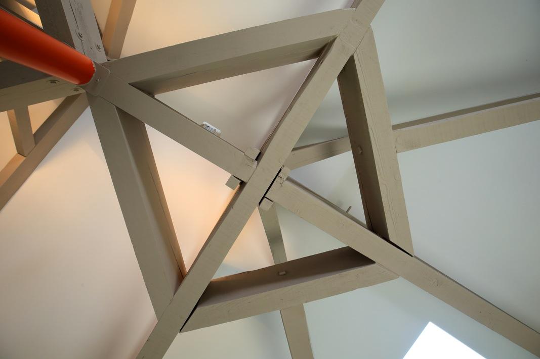 Photo d'une poutre apparente peinte en marron.