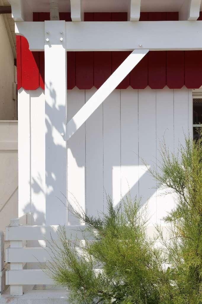 Photo d'un lambris extérieur blanc.