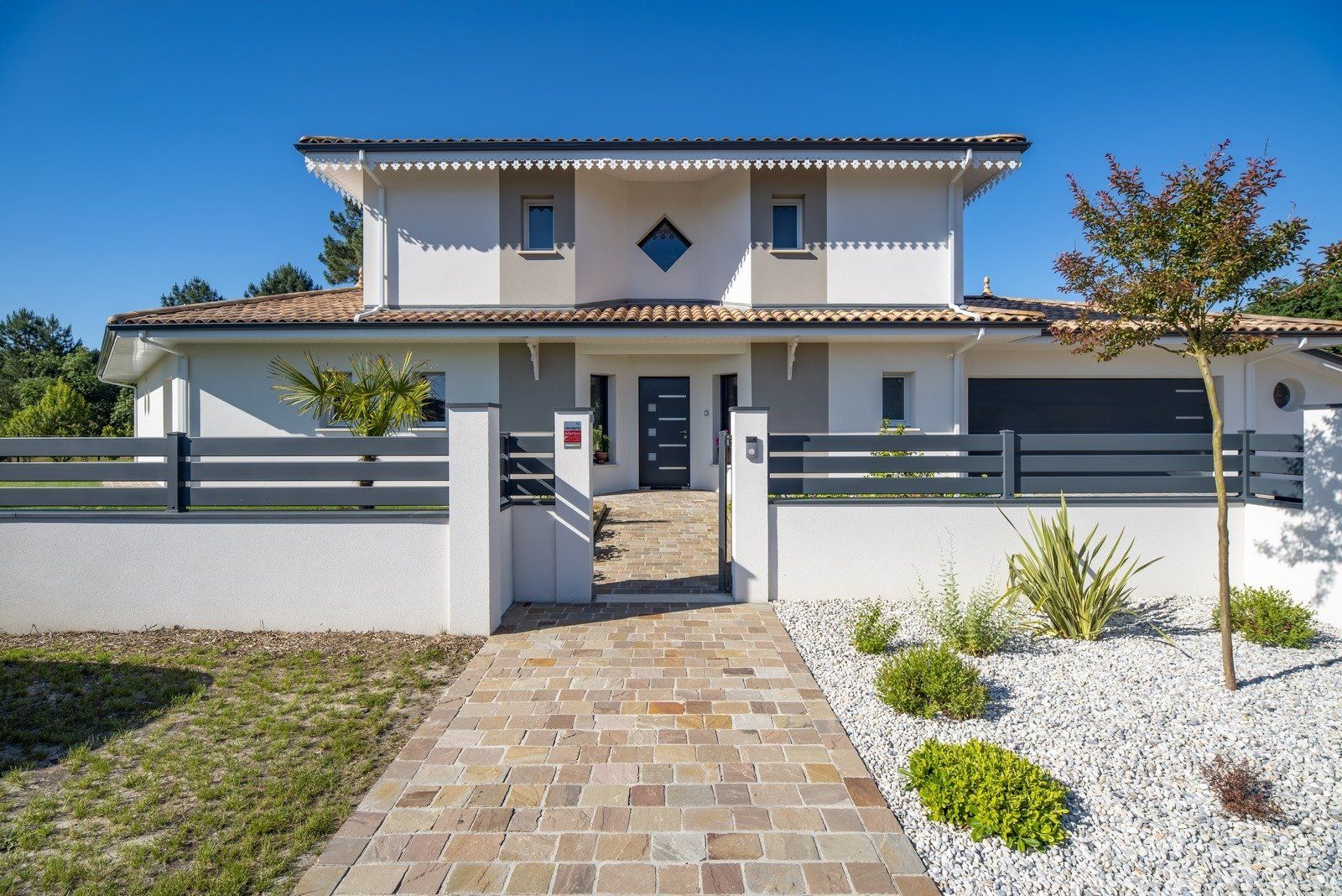 Photo du devant d'une grande maison.