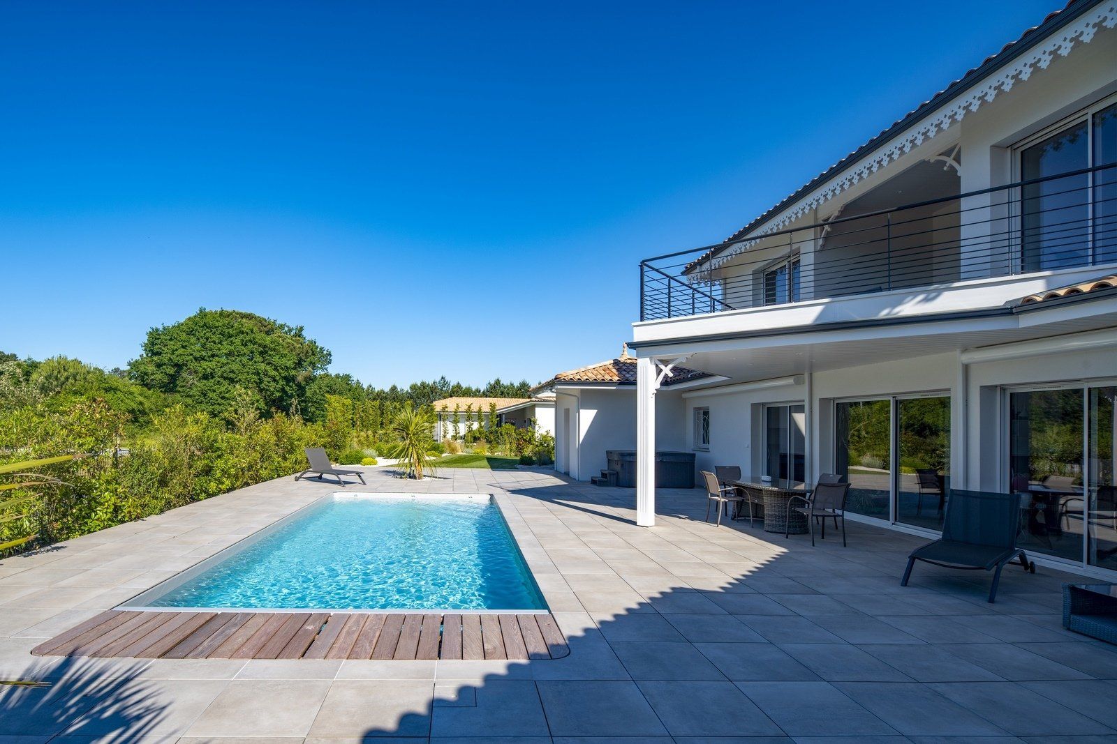 Photo d'une piscine sur une terrasse carrelé.