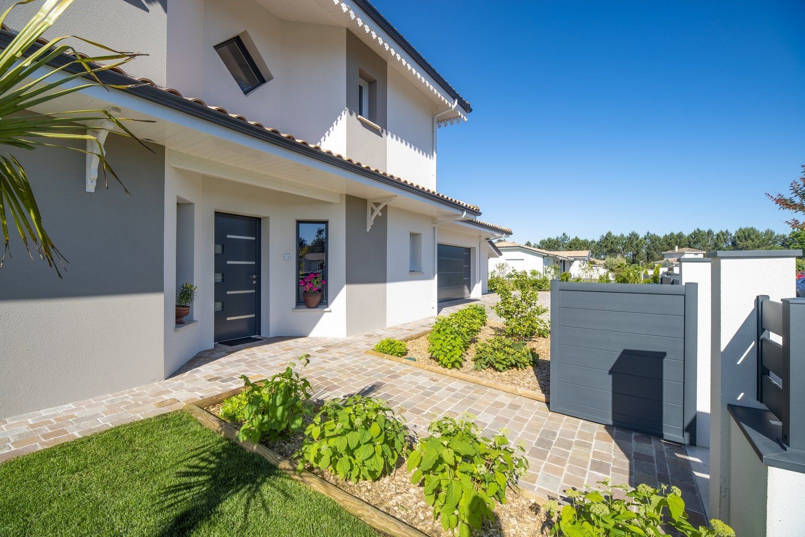 Photo de l'avant d'une maison vu de côté.