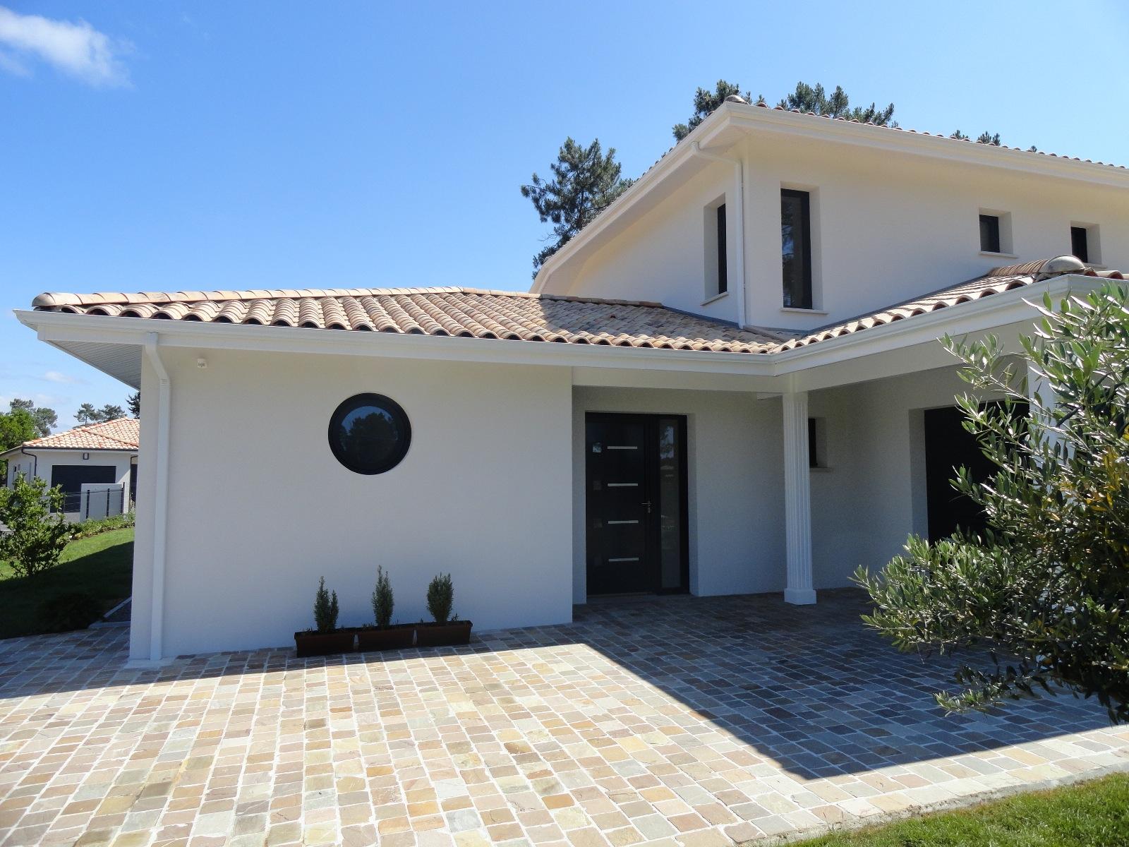 Photo de l'entrée d'une maison contemporaine.