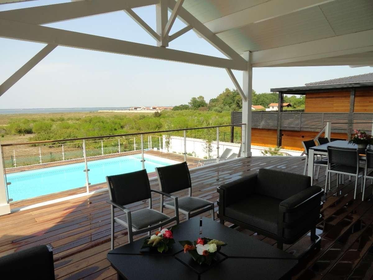 Photo d'une terrasse avec vu sur l'océan.