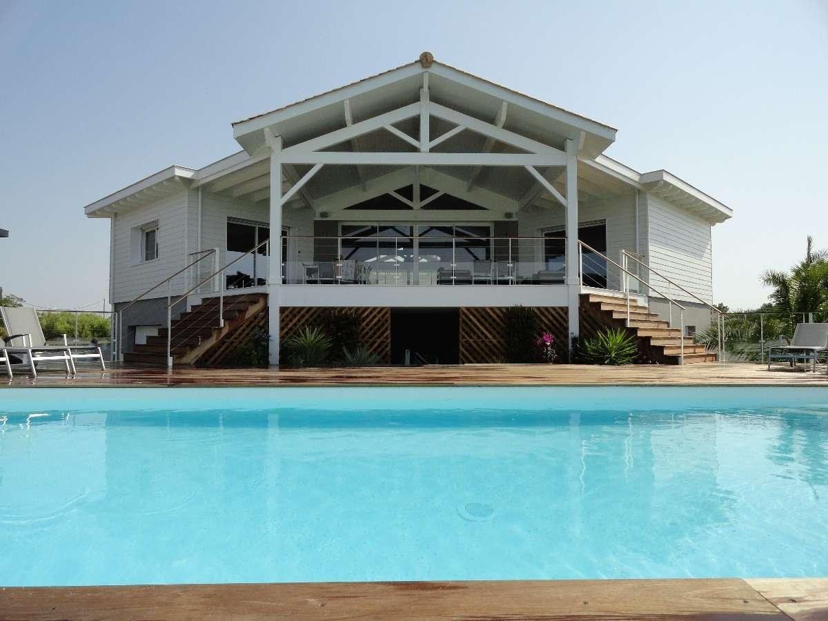 Photo d'une grande piscine creusée.