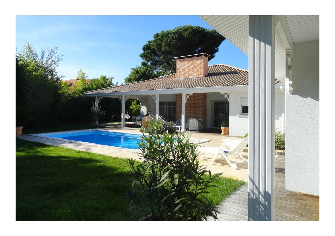 Photo d'une piscine à l'arrière d'une maison.