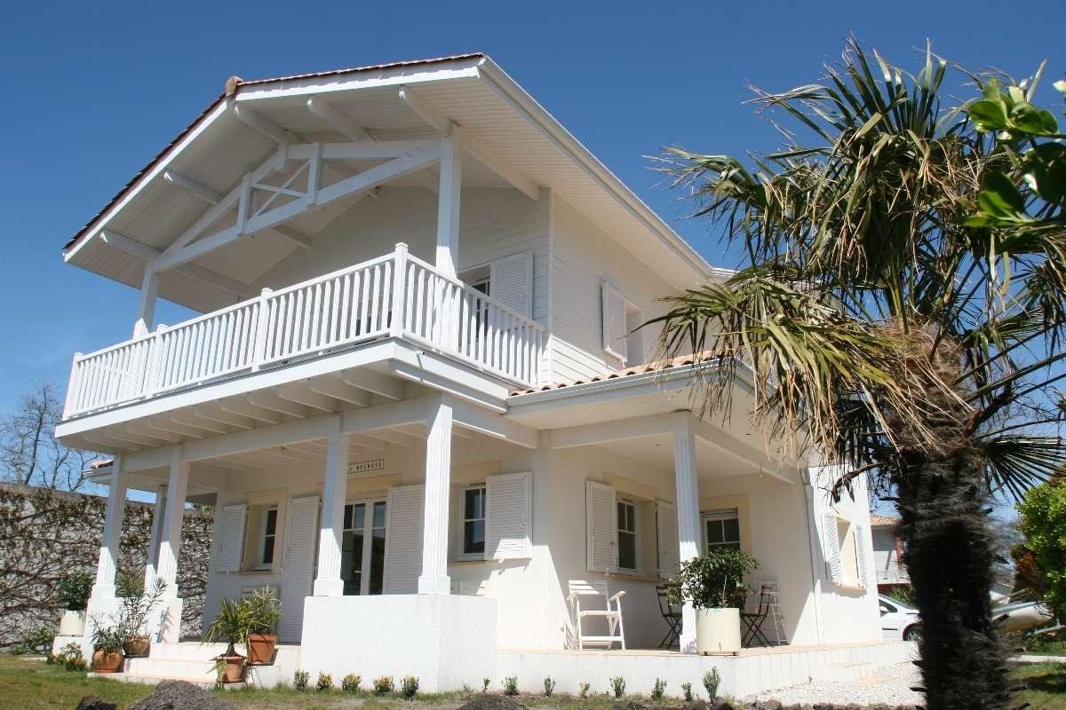 Photo d'une grande maison à étage.