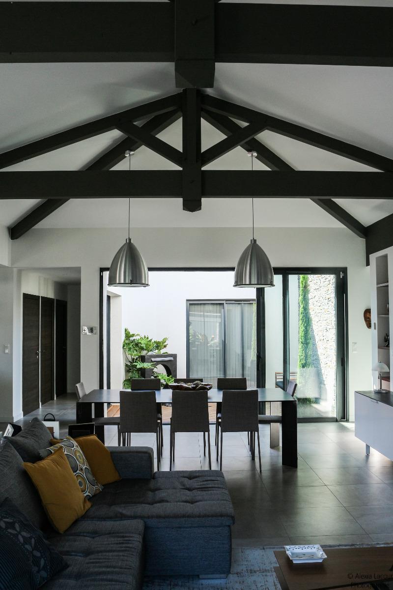 Photo d'une charpente apparente dans une salle à manger.
