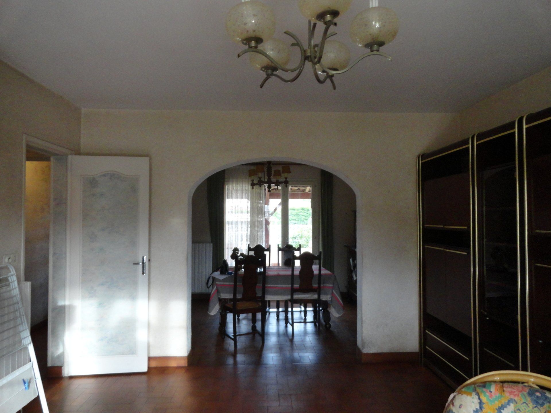 Photo d'une ouverture intérieur en forme d'arche.