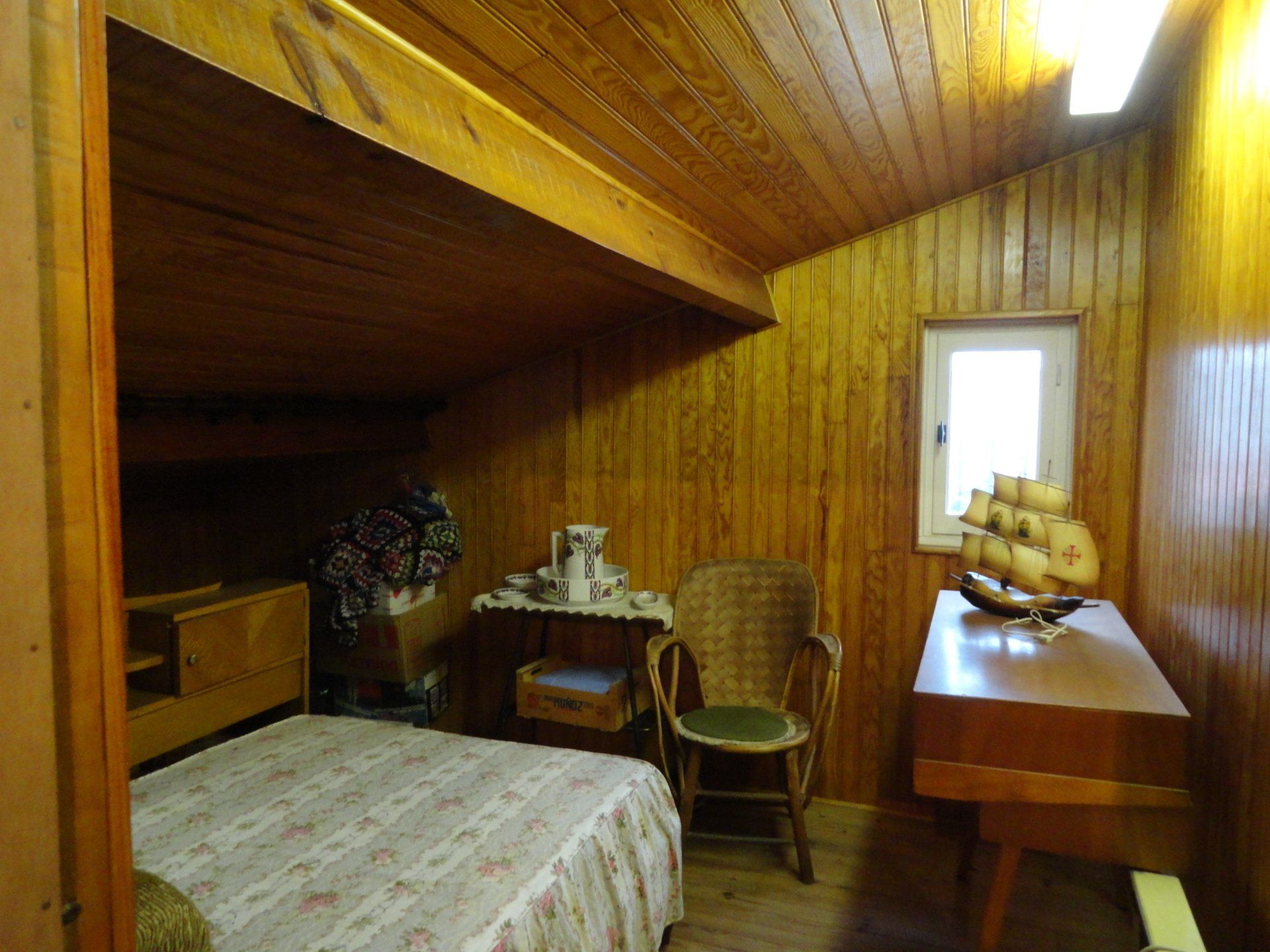 Photo d'un lambris brut dans une pièce sous un toit.