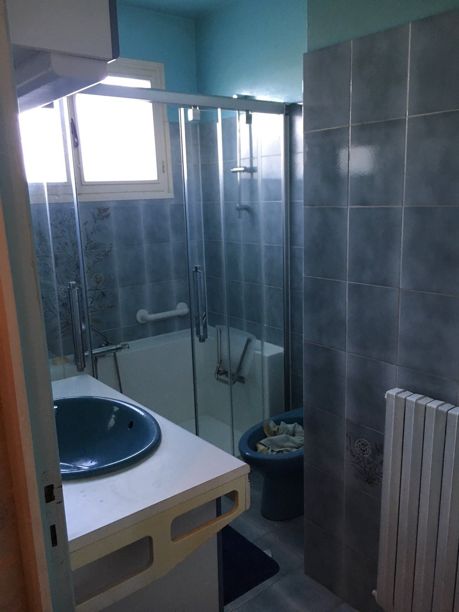 Photo d'une salle de bains.