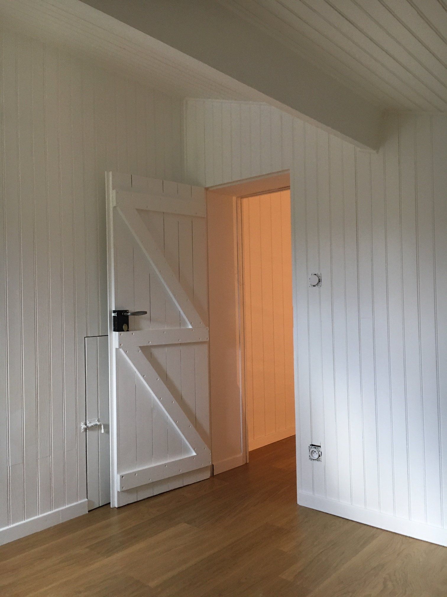 Photo d'un lambris blanc.