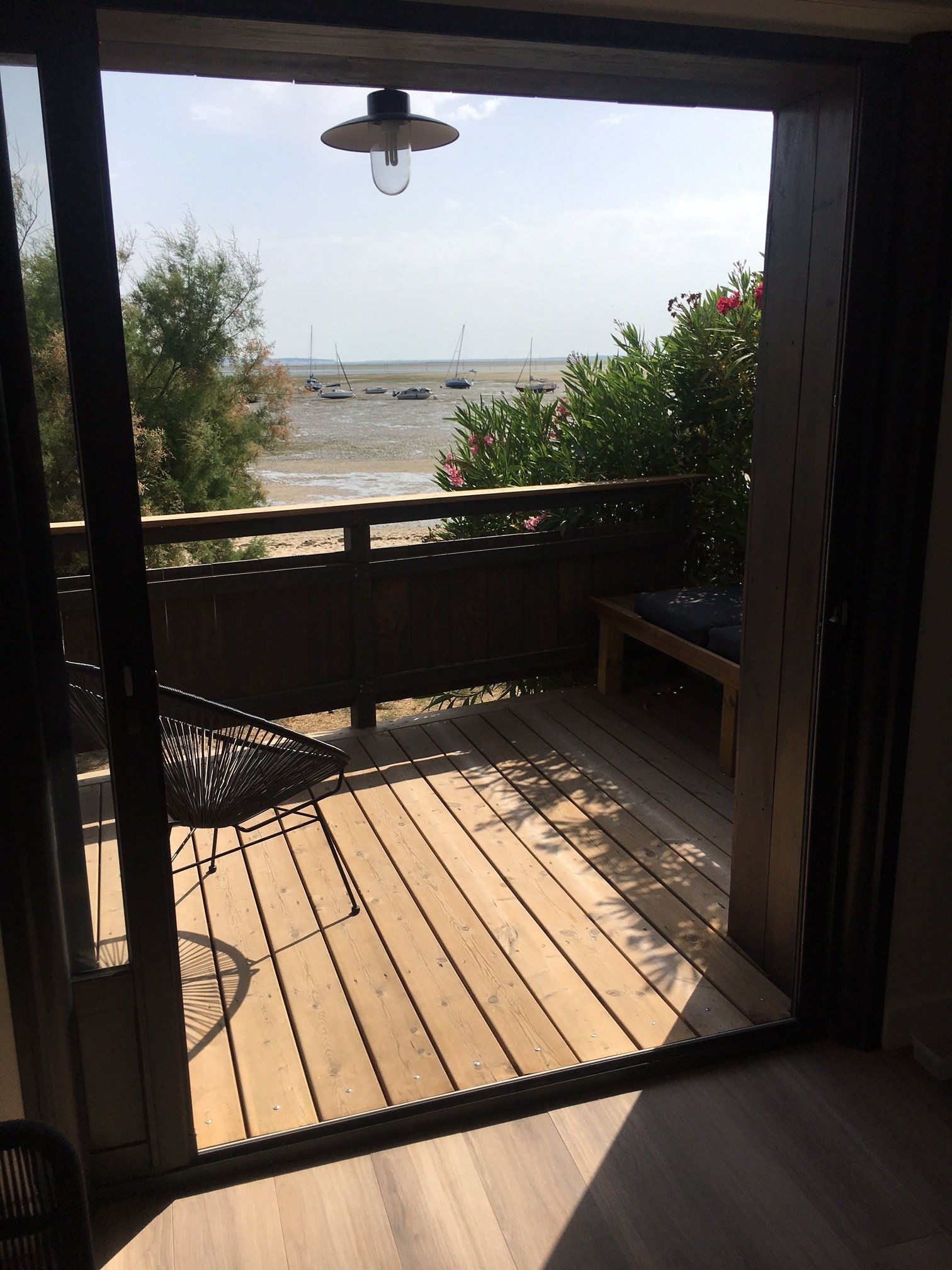 Photo d'un balcon avec un sol en bois.