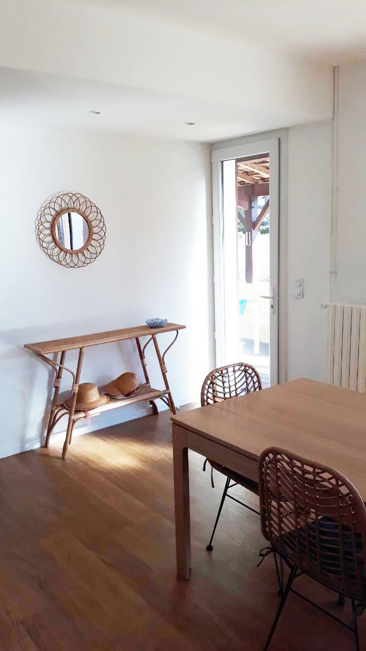 Photo d'une table de cuisine en bois.