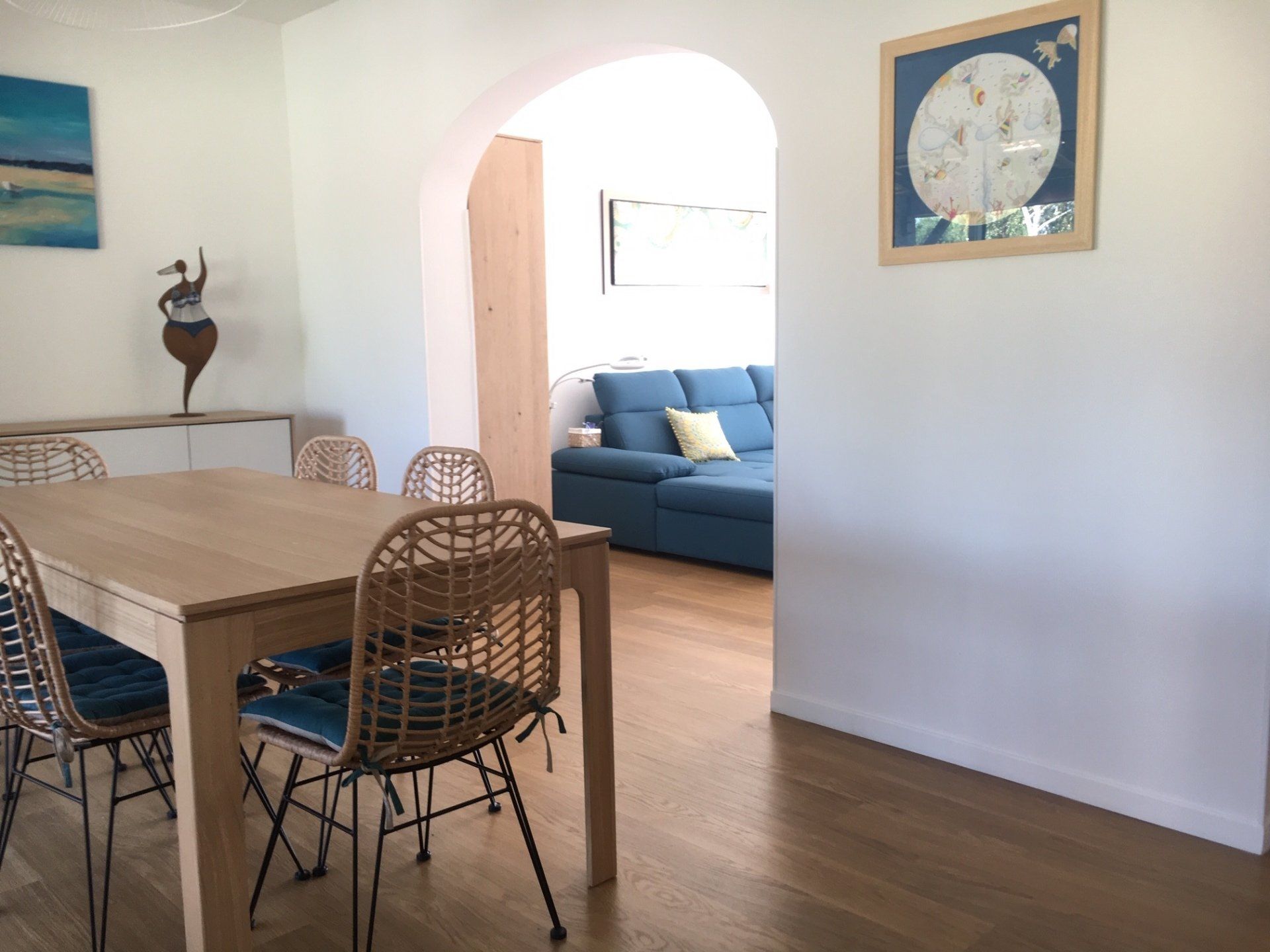 Photo d'une ouverture intérieure entre une cuisine et un salon.