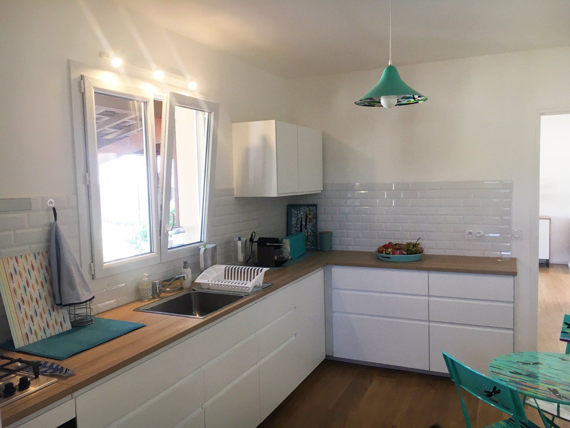 Photo d'une cuisine avec des meubles blancs