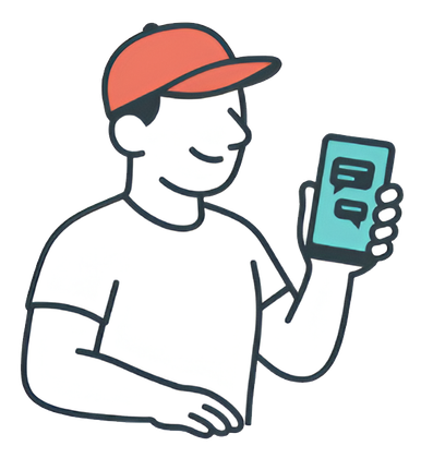 Personne portant une casquette tenant un téléphone avec une application de messagerie ouverte, souriant.