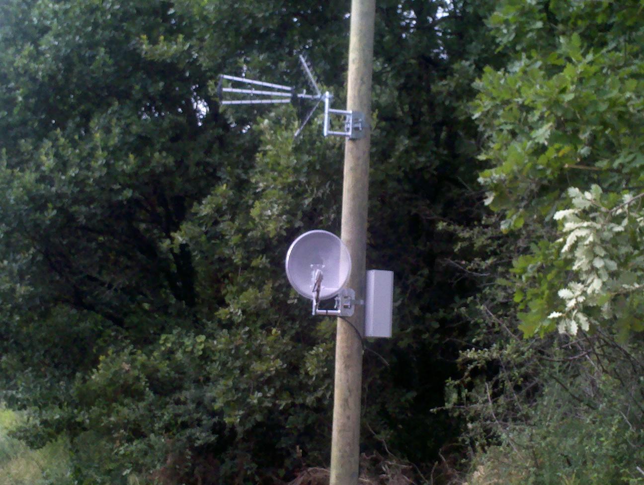 La parabole et l'antenne sont situées à 150 m de la maison avec liaison par fibre optique
