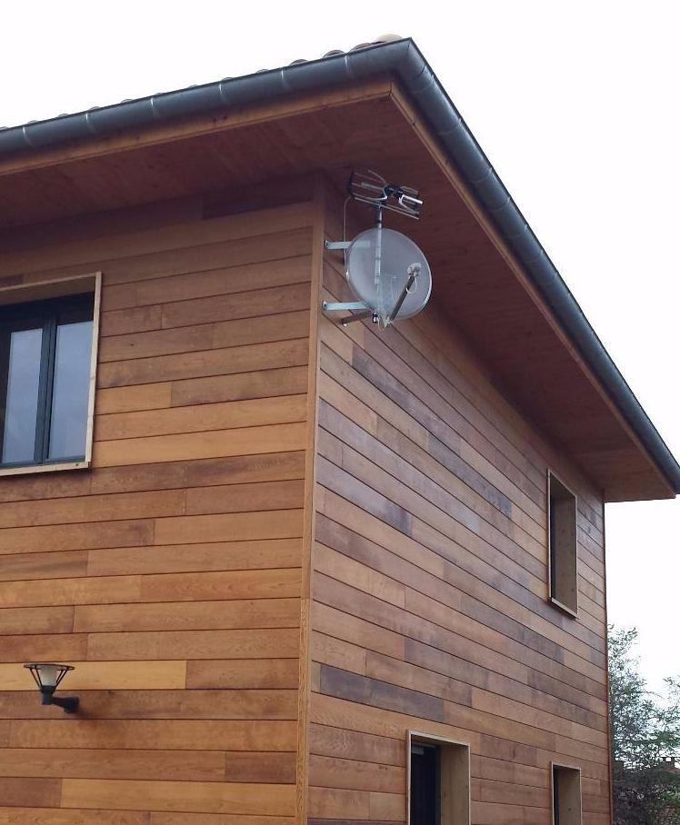 Parabole transparente et antenne discrète pour une maison en bois