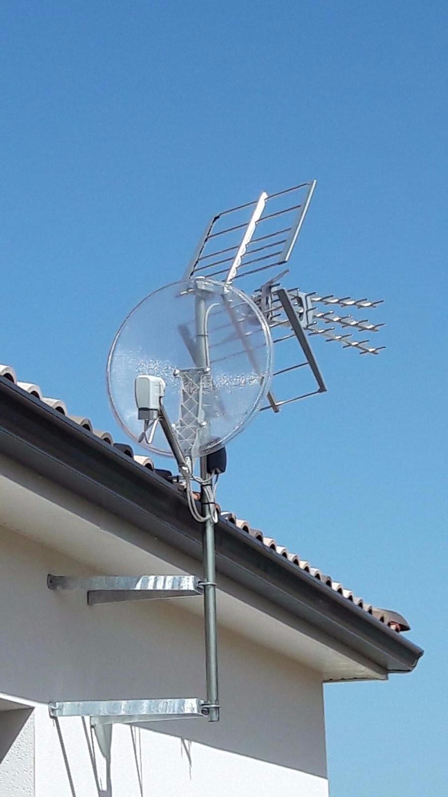 Antenne avec une parabole transparente