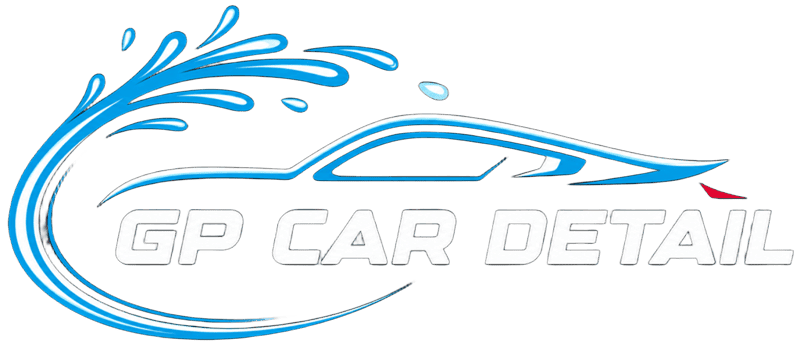 Logotipo azul de un lavadero de autos con el contorno estilizado de un automóvil y un chorro de agua, con la etiqueta “GP CAR DETAIL”.